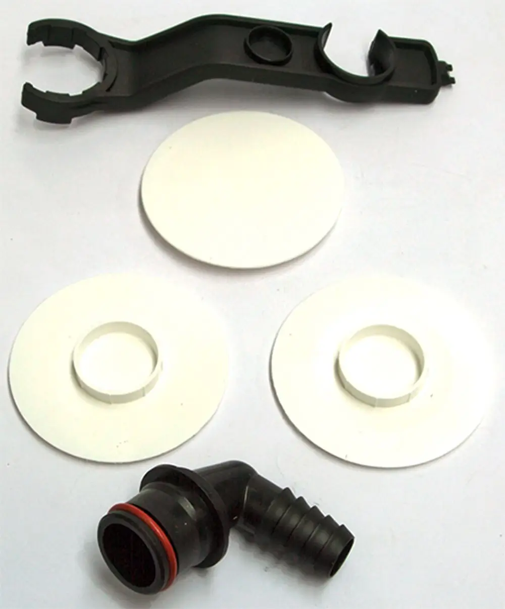 Schwarzes Kunststoffwerkzeug, zwei weiße runde Platten und ein schwarzer Schlauch mit Dichtung. Teile für Daikin Gerätesystem zur Installation oder Wartung.
